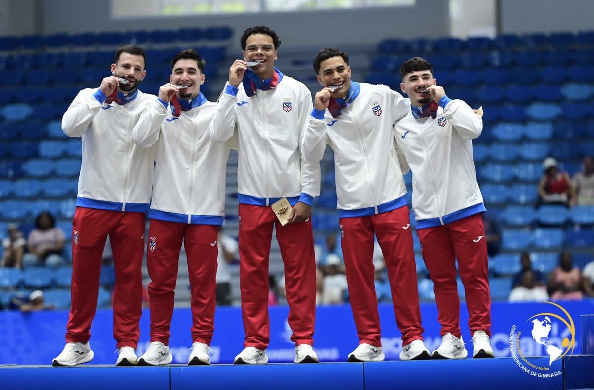 La Selección Nacional de Gimnasia Artística Masculina de Puerto Rico celebra la medalla de plata por equipos en los Juegos Centroamericanos y del Caribe Santo Domingo 2026